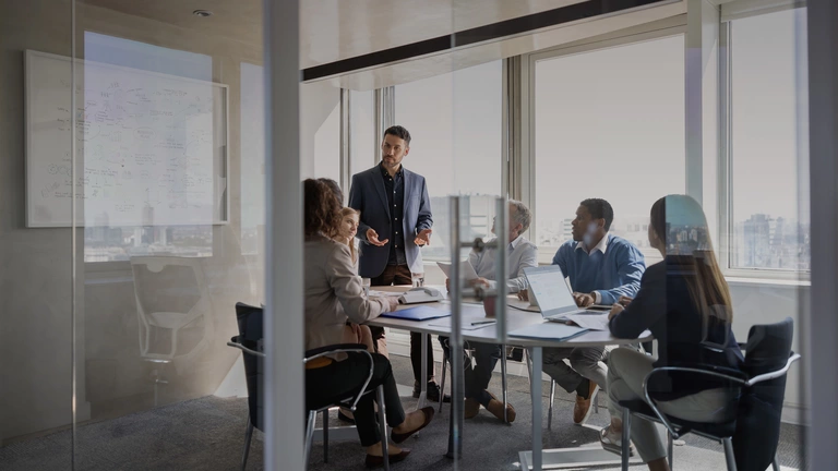 Foto: Deutsche Rohstoff AG: Mitarbeiter im Gespräch im Konferenzraum