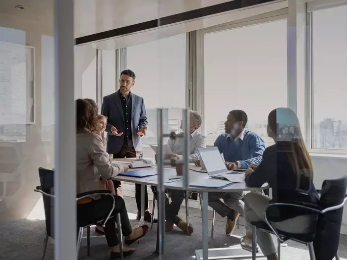 Foto: Deutsche Rohstoff AG: Team bei der Zusammenarbeit im Konferenzraum